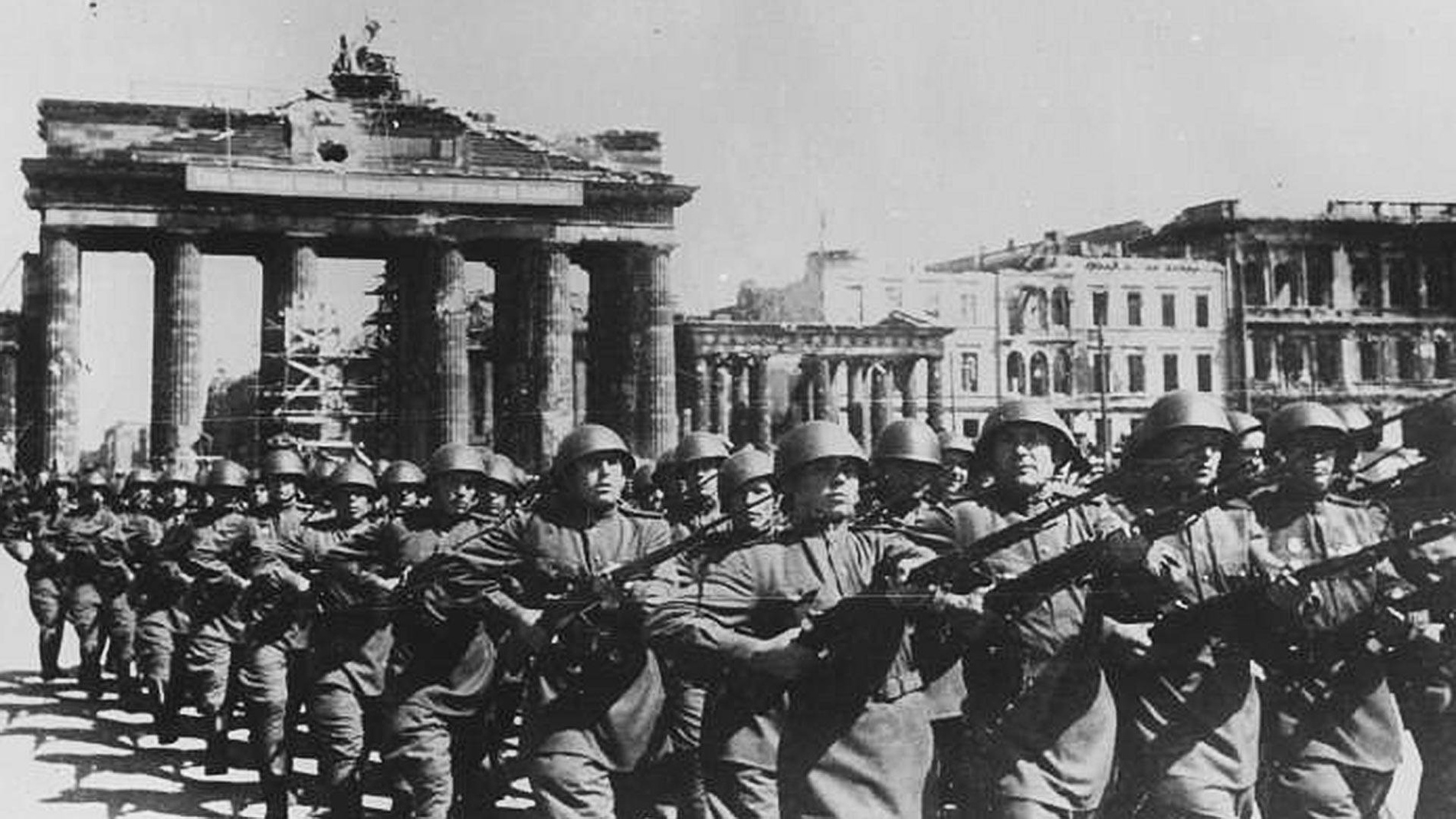 Парад Победы 1945 в Берлине у Бранденбургских